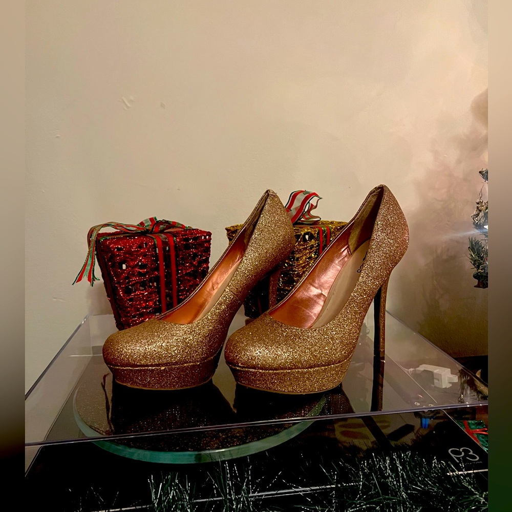Gold, sparkling Candie’s pump heels
